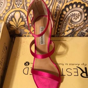 Im selling a Beautiful pink Steve madden heel